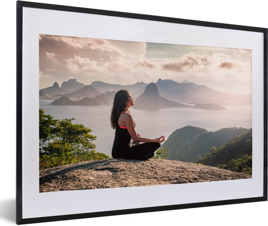 Cadre photo - Une femme fait du yoga dans la nature Cadre photo noir  avec