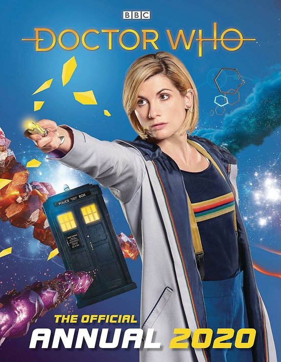 De dertiende Doctor Who, met kort blond haar en een grijze jas, houdt een sonische schroevendraaier vast, naast de TARDIS. De tekst 'Doctor Who The Official Annual 2020' staat erop.