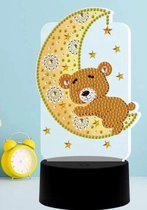 Diamond Painting kinderen - bed lampje - beer slapend op maan - met led verlichting - 7 kleuren