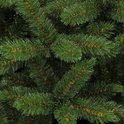 Sluit opname van de volle, groene dennennaalden van een kunstkerstboom.