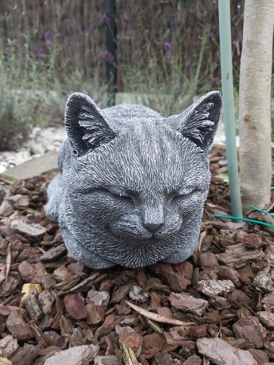 Slapende kat, relaxerende poes 35cm  beeld beton  grijs