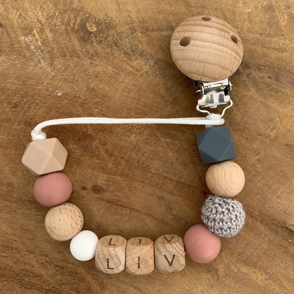 Goedkoopste Speenkoord met naam | Gepersonaliseerd | Donker Roze - Hout | Kraamcadeau | Baby | Speenclip | Speenketting | Bebbes