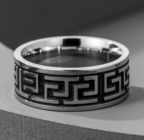 Zilverkleurige ring met een opvallend geometrisch patroon.