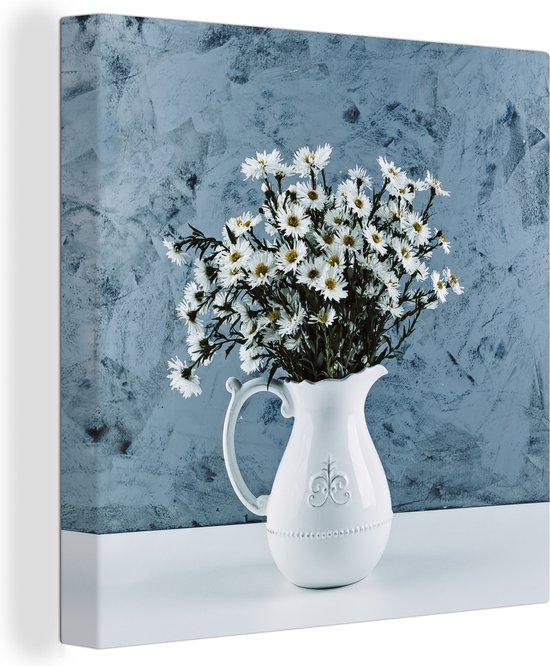 Een aster boeket in een witte vaas Canvas 50x50 cm - Foto print op Canvas schilderij (Wanddecoratie woonkamer / slaapkamer)