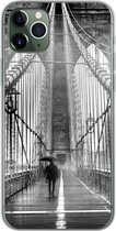 Geschikt voor iPhone 11 Pro Max hoesje - Brooklyn brug tijdens de regen in zwart-wit - Siliconen Telefoonhoesje
