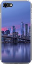 Geschikt voor iPhone SE 2020 hoesje - New York achter de Brooklyn Bridge - Siliconen Telefoonhoesje