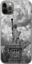 Geschikt voor iPhone 13 Pro Max hoesje - Vrijheidsbeeld in New York op een bewolkte dag in zwart-wit - Siliconen Telefoonhoesje