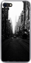Geschikt voor iPhone 7 hoesje - Auto rijdt door een rustige straat in New York in zwart-wit - Siliconen Telefoonhoesje