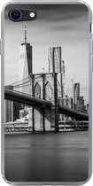 Geschikt voor iPhone SE 2020 hoesje - Architectuur - New York - Brooklyn Bridge - Water - Zwart wit - Siliconen Telefoonhoesje