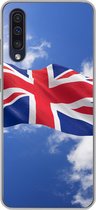 Geschikt voor Samsung Galaxy A50 hoesje - De vlag van het Verenigd Koninkrijk wappert in de lucht - Siliconen Telefoonhoesje