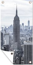 Tuinposter Bewolkte hemel boven het Empire State Building in Amerika - 40x80 cm - Wanddecoratie Buiten - Tuinposter - Tuindoek - Schuttingposter - Tuinschilderij