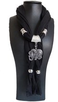 Siersjaal dames bestaande uit een zwarte sjaal 180 cm versierd met ringen en hanger sieraad olifant.