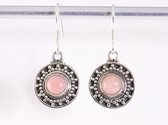 Fijne bewerkte ronde zilveren oorbellen met roze opaal