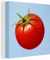 Canvas Schilderij Een rode tomaat met waterdruppeltjes - 90x90 cm - Wanddecoratie