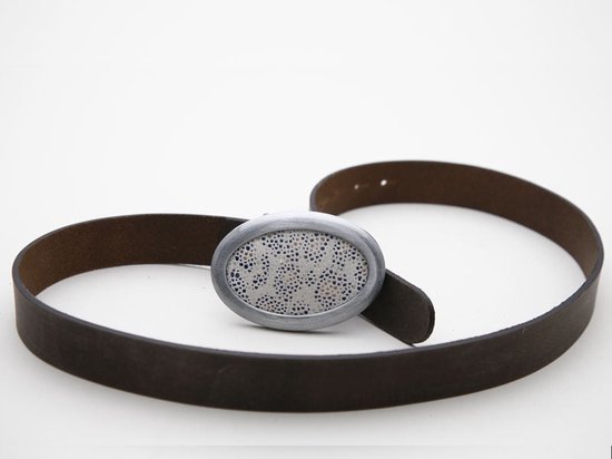 Bruine leren riem met ovale gesp, ingelegd met patroon van beige en blauwe spikkels.