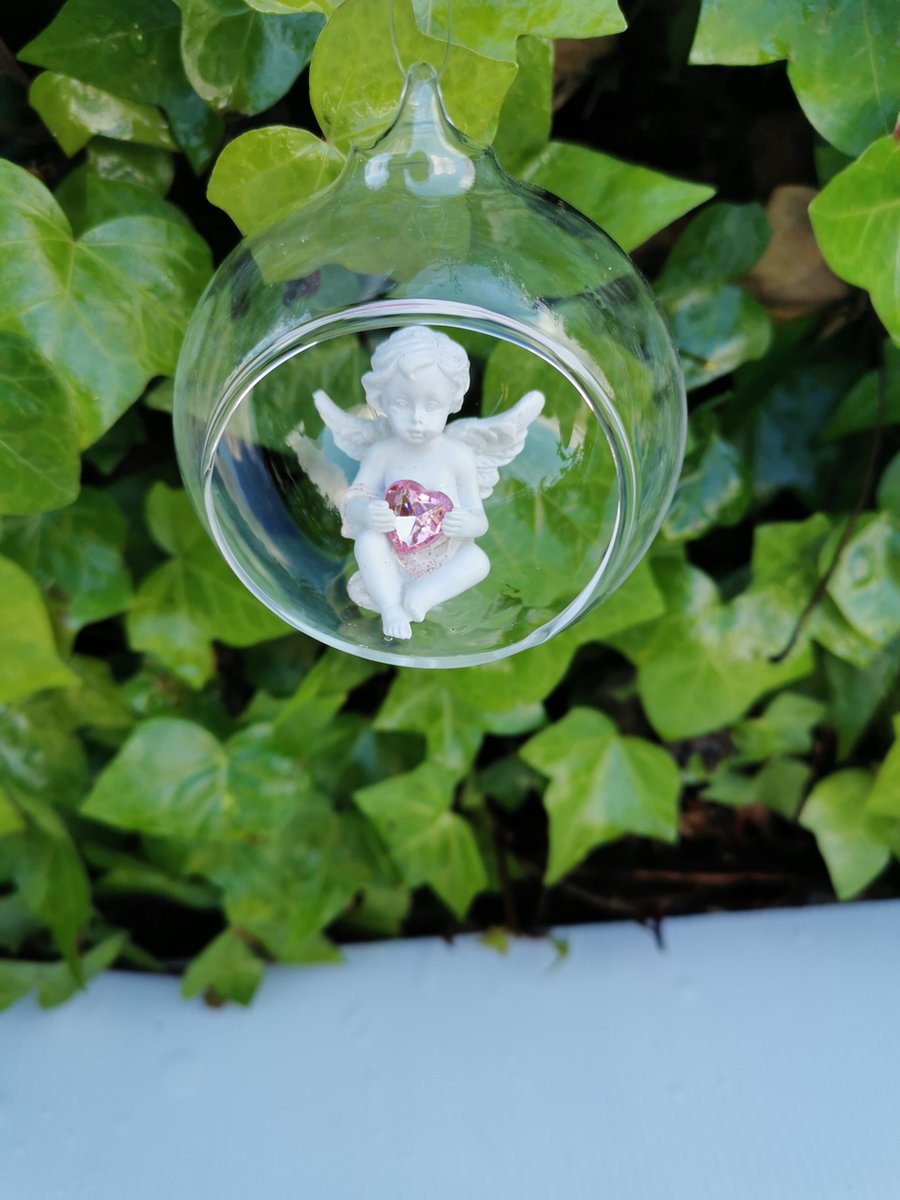 glazen bal met engeltje/cherubijntje in met roze hart in de handjes om te staan of op te hangen met ruimte in om eigen versiering aan te brengen
