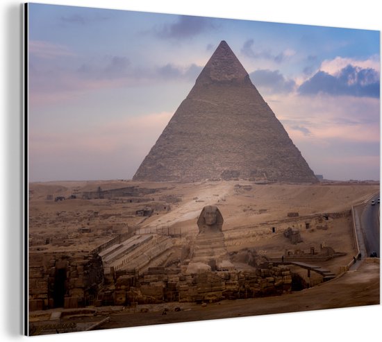 Wanddecoratie Metaal - Aluminium Schilderij Industrieel - Vooraanzicht van de Pyramide in Caïro - 120x80 cm - Dibond - Foto op aluminium - Industriële muurdecoratie - Voor de woonkamer/slaapkamer