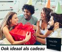 Vrolijke groep vrienden met feestmutsen die een groot rood cadeau openen. Een doos weerstandsbanden van Positive Things is zichtbaar.