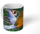 Mok - Kleurrijke blauwkeelara tijdens de vlucht - 350 ML - Beker