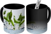 Magische Mok - Foto op Warmte Mok - Groene peultjes springen uit het water - 350 ML