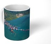 Mok - Een luchtfoto van huizen en boten langs de kust van Ko Chang - 350 ML - Beker