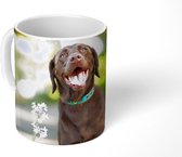 Mok - Koffiemok - Een Labrador Retriever met mooie bloemen - Mokken - 350 ML - Beker - Koffiemokken - Theemok