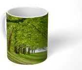 Mok - Knalgroene bomen in het Nationaal park South Downs in Engeland - 350 ML - Beker