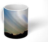 Mok - Zonnestralen in een blauwe hemel over de wolken - 350 ML - Beker