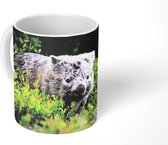 Mok - Een wombat zit tussen de groene plantjes - 350 ML - Beker