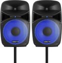 Twee zwarte Vonyx PA-luidsprekers met gloeiende blauwe ringen rond de luidsprekers, op zwarte stands.