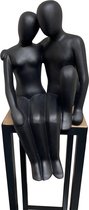 sculptuur man-vrouw zittend hoog 55 cm mat zandsteen zwart decoratief