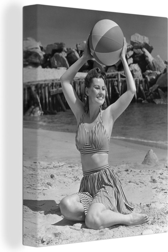 Canvas Schilderij Vintage vakantiefoto van een vrouw met een strandbal in zwart-wit - 60x80 cm - Wanddecoratie