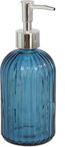 Zeeppompje/zeepdispenser korenbloem blauw kleur glas 410 ML - Mooi stijlvol streep motief voor een luxe badkamer uitstraling