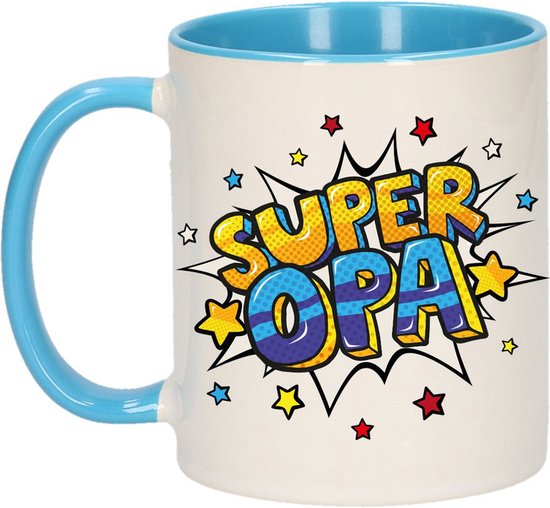 Witte mok met lichtblauwe rand en handvat. Opdruk 'SUPER OPA' in pop-art stijl met sterren.