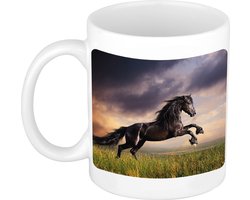 Zwart paard / Fries in weide koffiemok / theebeker wit - 300 ml - keramiek - cadeau beker / paardenliefhebber mok