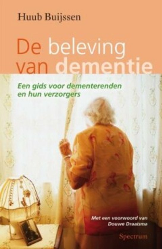 Boekomslag 'De beleving van dementie' door Huub Buijssen. Een vrouw met grijs haar kijkt naar buiten.