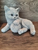 kat  met bol wol  wit tuinbeeld beton 22cm poes katje met wol spelende kat decoratief beeld