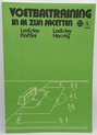 Voetbaltraining in al zijn facetten. Boek met illustratie van voetbalveld en spelers.