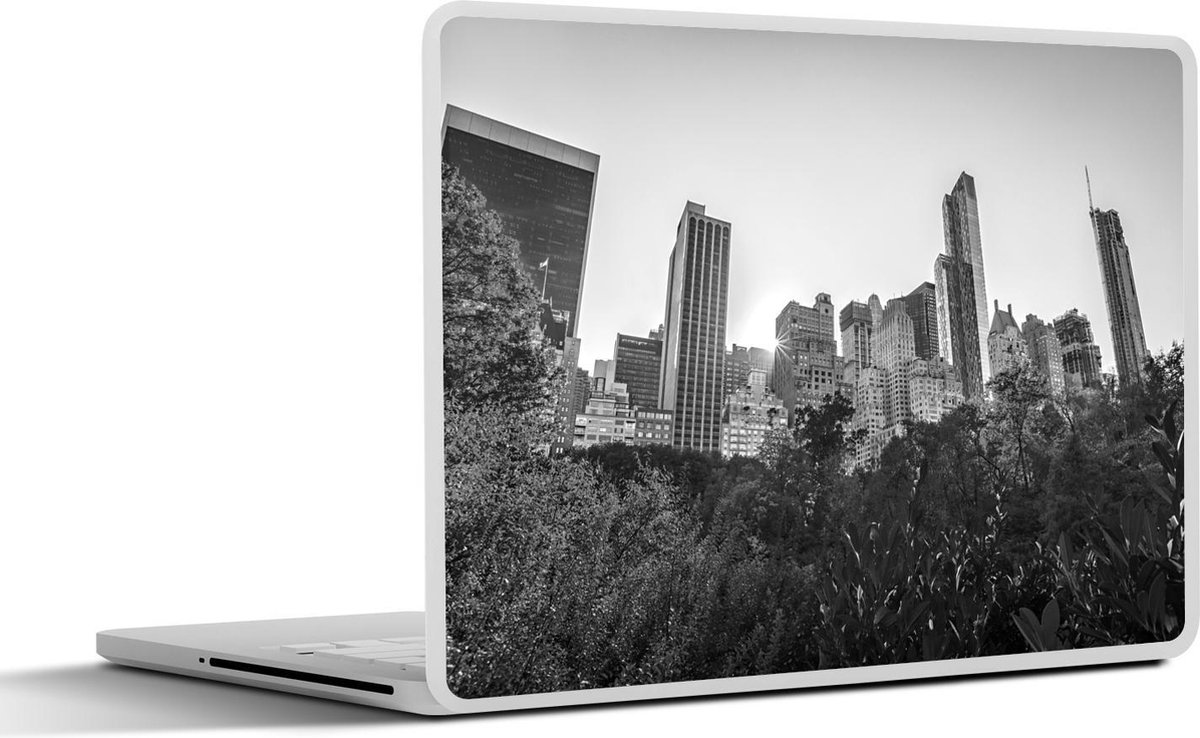 Afbeelding van product SleevesAndCases  Laptop sticker - 13.3 inch - Central Park New York onder een grijze hemel - zwart wit