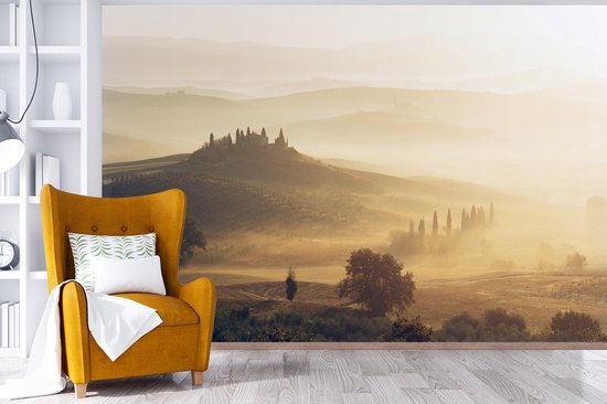 Papier peint photo en vinyle - Le paysage toscan et brumeux lors d'un lever de soleil largeur 330 cm x hauteur 220 cm - Tirage photo sur papier peint (disponible en 7 tailles)