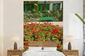 Behang - Fotobehang Bankje met bloemen in de Franse tuin van Monet in Europa - Breedte 145 cm x hoogte 220 cm