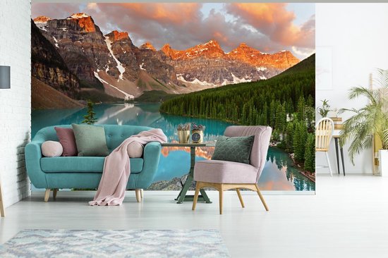 Papier peint photo en vinyle - Le lac Moraine nord-américain lors d'un lever de soleil au Canada largeur 330 cm x hauteur 220 cm - Tirage photo sur papier peint (disponible en 7 tailles)