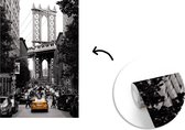 Behang - Fotobehang Zwart-wit foto met een gele taxi in het Amerikaanse New York - Breedte 190 cm x hoogte 280 cm