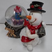 Wurm - Sneeuwbol - Kerst - Rendier trekt zak cadeaus en kerstboom - 10x6x8 cm