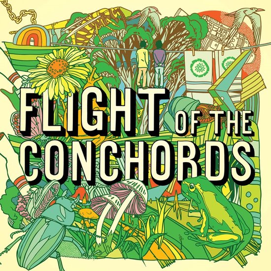 Kleurrijke illustratie met de tekst "Flight Of The Conchords" en afbeeldingen van een zonnebloem, paddestoelen, een kikker, een kever en twee personen.