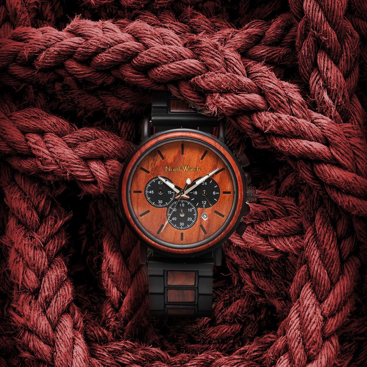 Northwatch official | Ruby | houten horloge heren | rood horloge | sandalwood | cadeau heren | horloge met datum | sandalhout | wood
