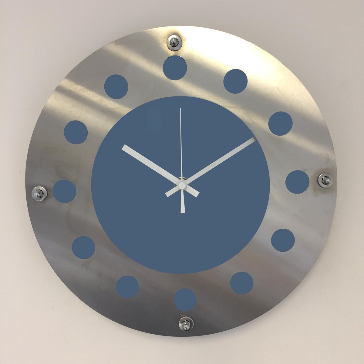 WANDKLOK MECANICA BLUE -- WHITE POINTERS -- MODERN DUTCH DESIGN HANDGEMAAKT 40 cm