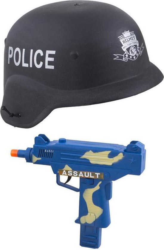 Zwarte helm met 'POLICE' opdruk en een blauw speelgoedmachinegeweer met camouflageprint.