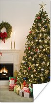 Poster Een kerstboom met cadeautjes naast een open haard - 20x40 cm