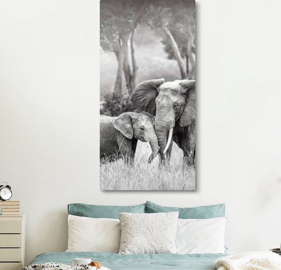 Canvas Schilderij Baby olifant met haar moeder in zwart-wit - 80x160 cm - Wanddecoratie